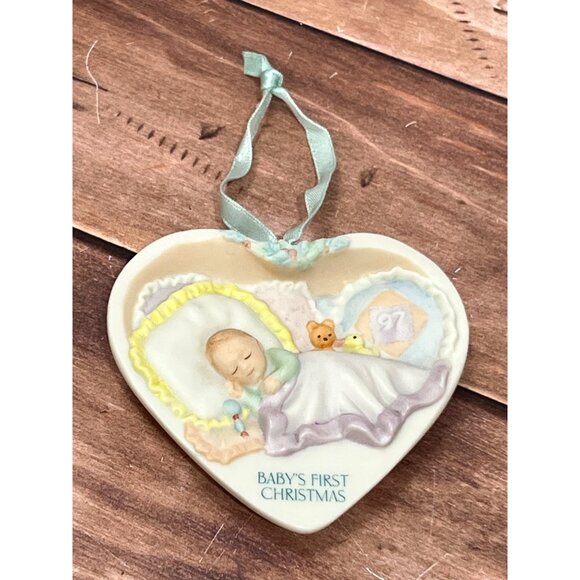1997 HALLMARK ORNAMENT QX6535 BABYS FIRST CHRISTMAS PORCELAIN BY LADENE VOTRUBA - Picture 1 of 9